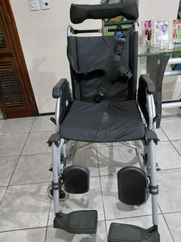 Cadeira de rodas de alumínio dobrável e reclinável. Marca Dellamed