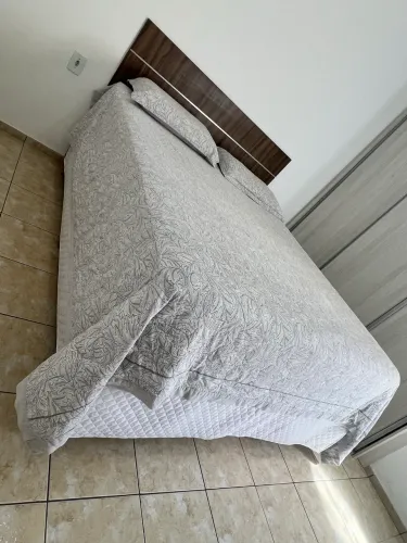 Cama Queen Umaflex Prada Molas Ensacadas + Base.  Em excelente estado. 