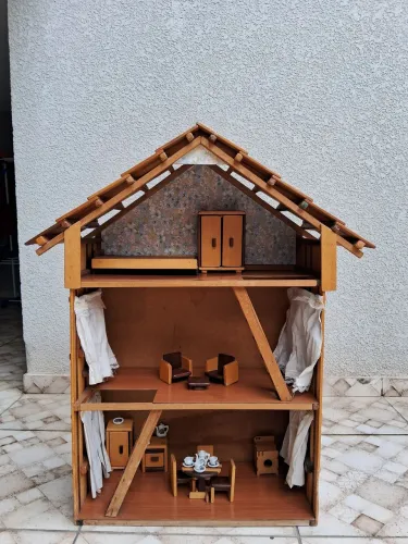 Casinha de boneca de madeira