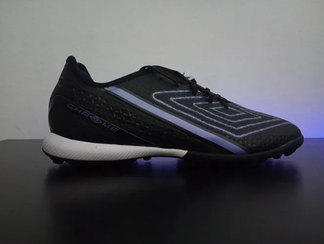 Chuteira Umbro Chrome Society-39(nunca usada)