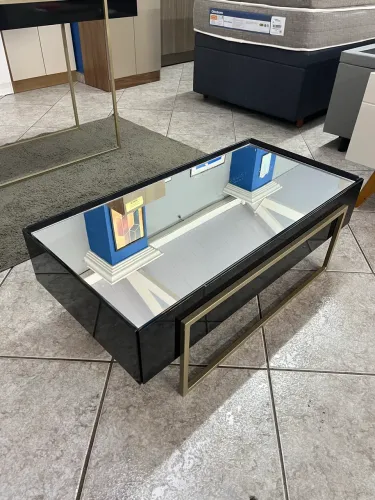 Mesa de centro com vidro espelhado