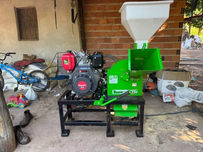 Forrageira Trapp TRF 750 com motor branco