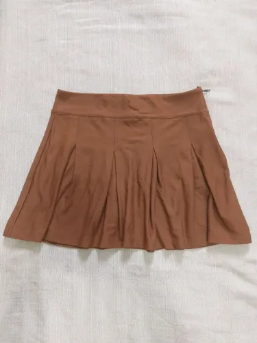 saia colegial marrom com pregas