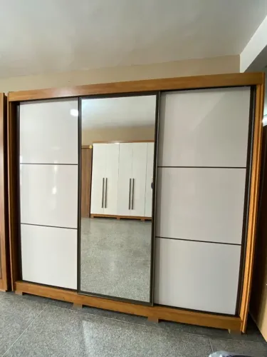 Guarda roupa Grande 3 portas de correr com espelho