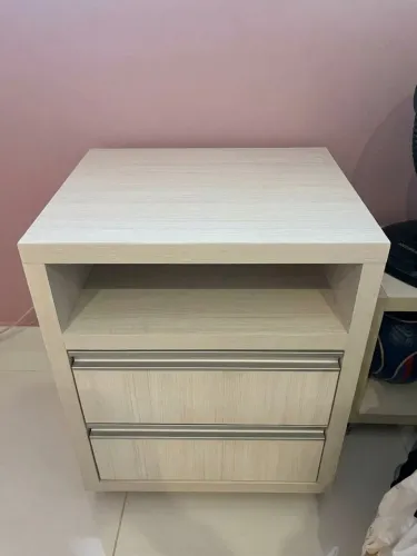 Mesa de cabeceira lateral amadeirada 2 gavetas