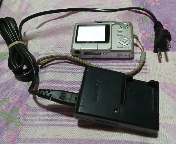 Vendo câmera Sony antiga DSC-W310