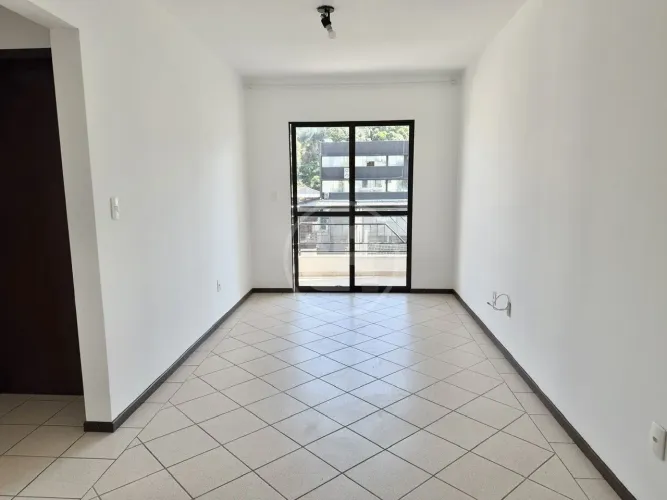 Apartamento com 2 Dormitórios, Sacada e 1 Vaga para Alugar, próximo da FURB, no bairro Vic
