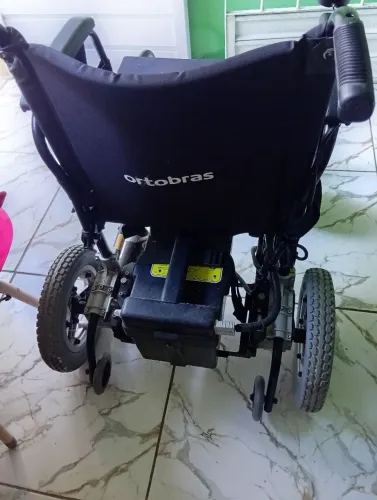 Vendo uma cadeira de rodas motorizada 