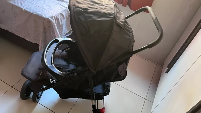 Carrinho com bebê conforto 