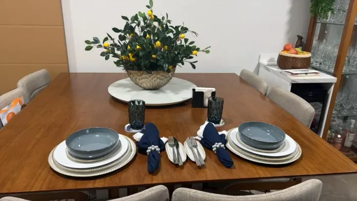 Mesa de jantar em madeira - Marca da Casa Decor