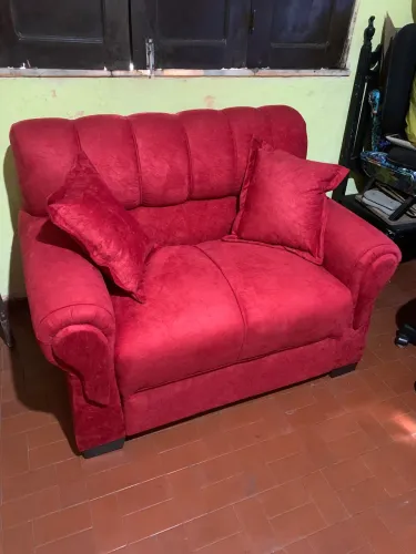 um lindo sofá vermelho de dois lugares