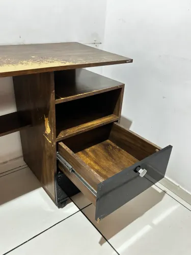 Escrivaninha Grande com Gaveteiro e Nichos