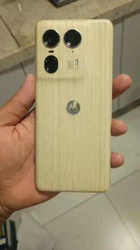 Celular em perfeito estado. Sem Marcos de uso (novíssimo)