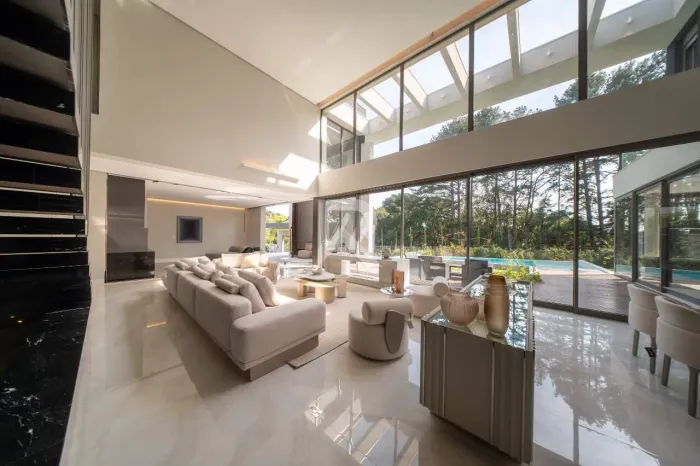 Casa de Alto padrão em Condomínio, Mobiliada com 5 Suítes, Piscina e 5 Vagas à Venda, 630