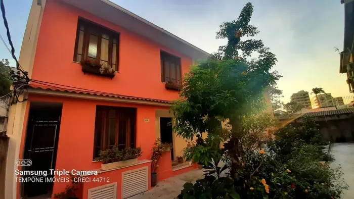 Casa de vila duplex com piscina e condomínio barato na parte nobre da Tijuca, colado ao me