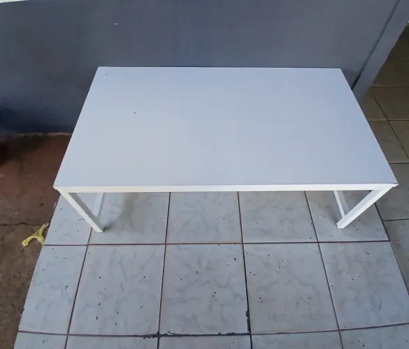 Mesa de Centro Branca Estilo Industrial - Estrutura Metálica