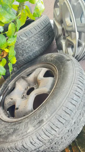 Jogo de rodas Fiat toro com calotas e 2 pneus novos