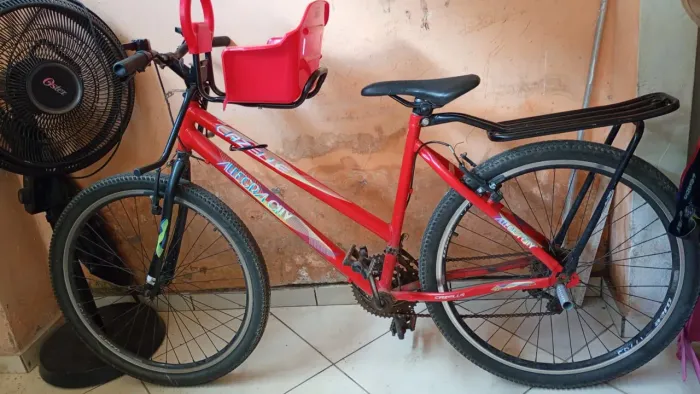 Vendo bicicleta com cadeirinha bom estado