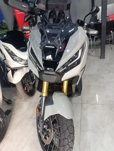 Raridade Honda X-ADV 750 novíssima