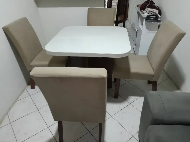 Mesa de jantar 4 cadeiras seminova