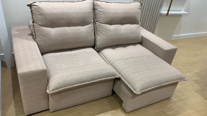 Vendo sofá retrátil reclinável, seminovo, sem marcas de uso.