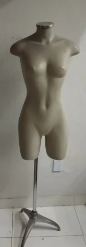 Manequim Feminino Fibra e base cromada longa