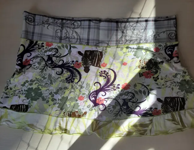 Minissaia colorida, n. 38, marca Hang Loose. Sem uso.