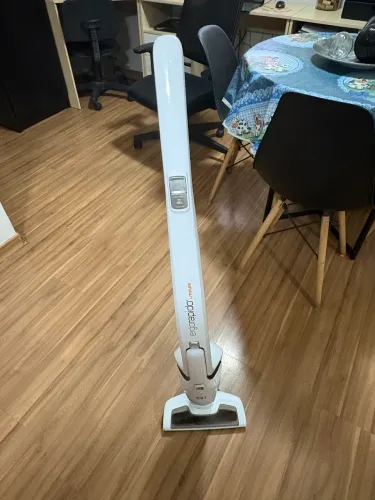 Aspirador de pó vertical com defeito