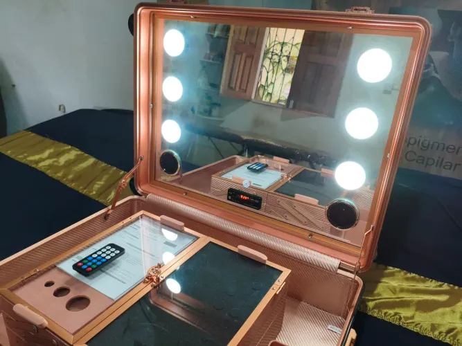 Maleta profissional para maquiagem.