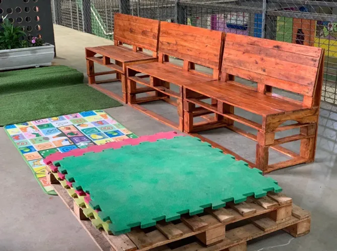 Bancos de madeira rústicos- pallet envernizado.