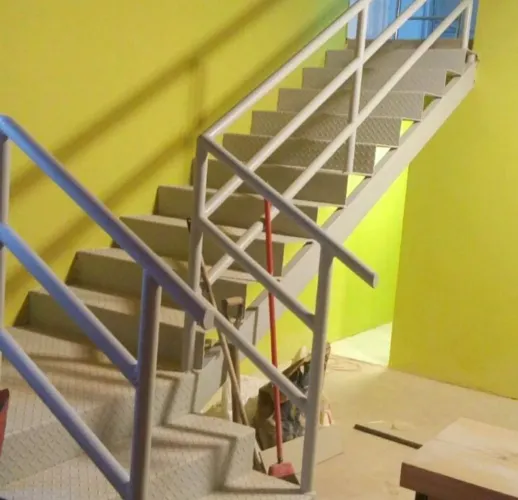 Cobertas, mezanino, escadas, corrimão 