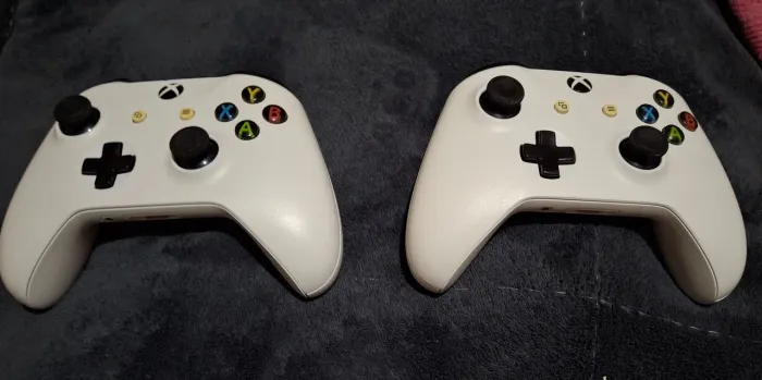 2 Controles Originais de Xbox One S usados testados sem capa traseira