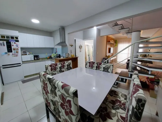 Casa geminada com 3 dormitórios sendo 1 suíte no bairro Pirabeiraba em Joinville