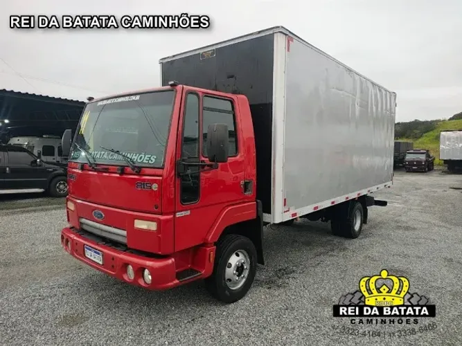 Ford Cargo 815 2011 Baú Furgão