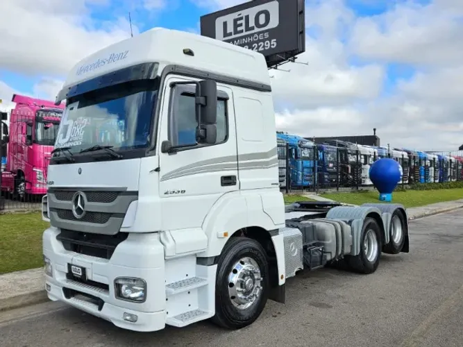 Mercedes Benz Axor 2536 6x2 Ano 2015 Automático e rodas de aluminio na dianteira