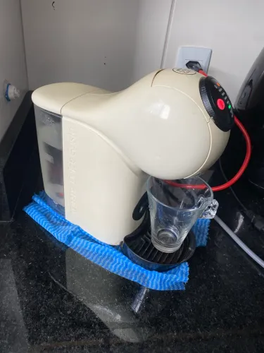 Máquina de café cápsula Dolce Gusto Genio S basic branca 127V