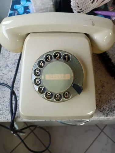 Aparelho telefone antigo.