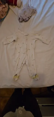 Macacão Carter's 03 a 6 meses com pezinhos de girafa