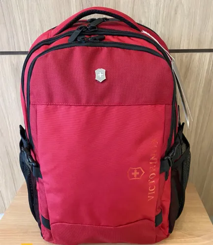 Mochila Victorinox VX Sport Evo vermelha com capacidade de 32 litros