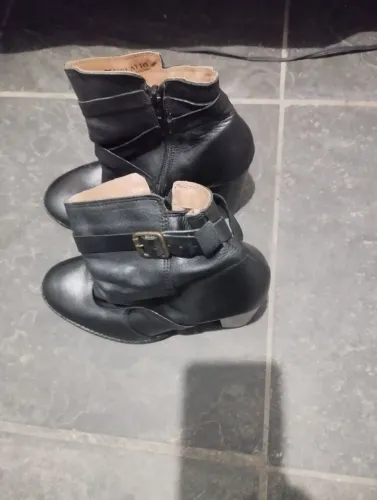 Estou vendendo uma bota feminina condições boa