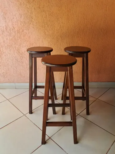 Banquetas de madeira