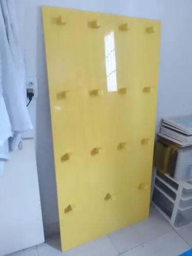 Vendo painel em madeira laqueada ,ideal para pendurar objetos .