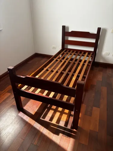Cama de solteiro de madeira maciça