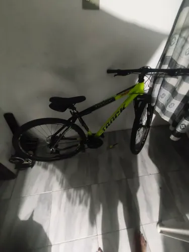 Bicicleta Track Troy Aro 29 Verde Neon - Suspensão - Freio a Disco - Pouco Uso