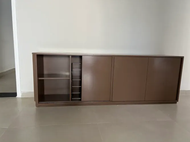 Vendo Excelente Aparador Baixo, 4 Portas Correr, 1 Prateleira, 2 Suportes em Metal