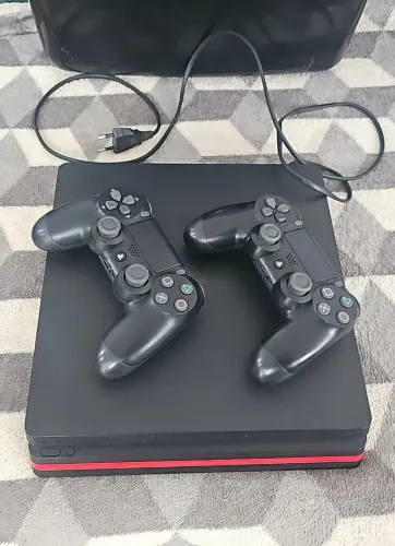 PLAYSTATION 4 / 500GB