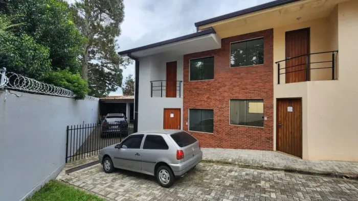 Sobrado em Pequeno Condomínio Fechado à venda, Com 2 quartos, 2 banheiros e 3 va