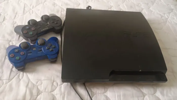 Vendo PS3 com 2 controles e desbloqueio hem