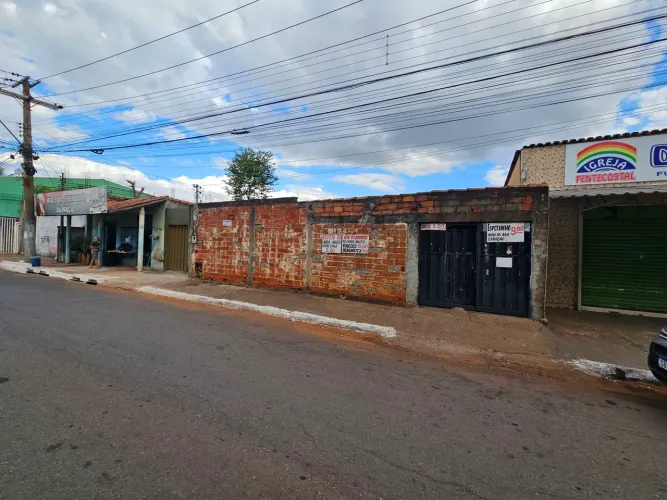 Casa inacabada e lote Setor Morada do Sol em frente a praça