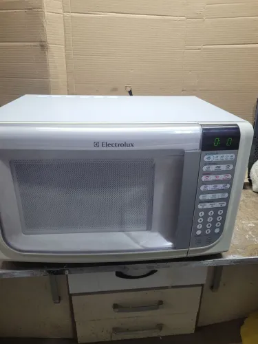 Forno micro-ondas Electrolux 31L usado 